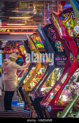 Hastings, Inghilterra - Dicembre 30, 2016: Donna giocare nella sala dei giochi in mare cittadina inglese, REGNO UNITO Foto Stock