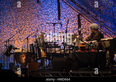 Dame Evelyn Glennie & Trilok Gurtu eseguire "il ritmo in Me', al Celtic Connections Festival a Glasgow, in Scozia. Foto Stock