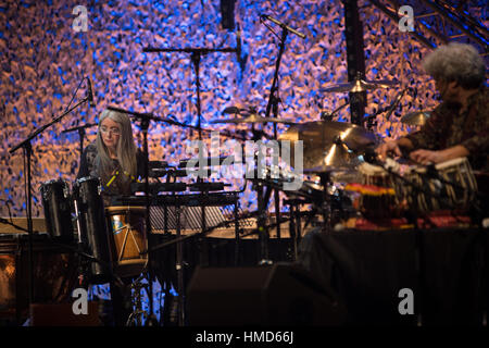 Dame Evelyn Glennie & Trilok Gurtu eseguire "il ritmo in Me', al Celtic Connections Festival a Glasgow, in Scozia. Foto Stock