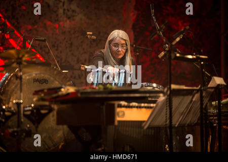 Dame Evelyn Glennie & Trilok Gurtu eseguire "il ritmo in Me', al Celtic Connections Festival a Glasgow, in Scozia. Foto Stock