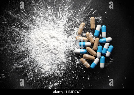 Il farmaco in sfondo nero Foto Stock