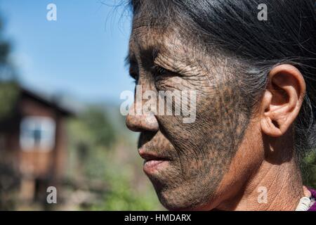 Un Ngaya Mento Daai Donna Con Face Tattoo Kanpetlet Myanmar Foto Stock Alamy