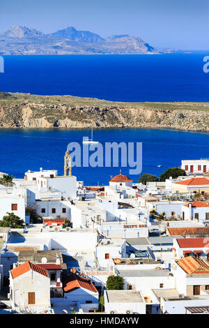 Vista sui tetti e città di Lindos, Rodi, Grecia Foto Stock