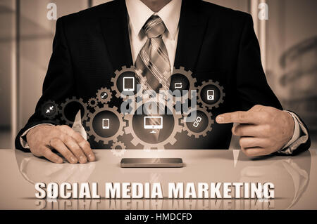 Business, tecnologia Internet e networking concetto. SMM - Social Media Marketing virtuale sul display. Foto Stock