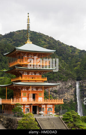 La Nachi cascate (Nachi-No-Taki) e tre storie pagoda in Wakayama, Giappone. Foto Stock