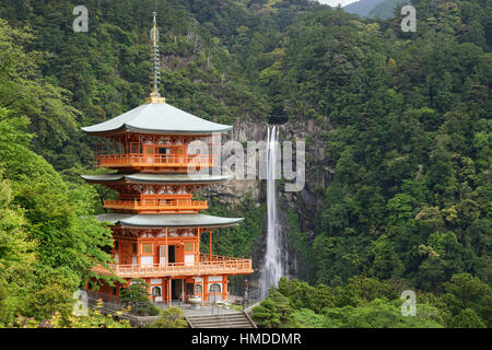 La Nachi cascate (Nachi-No-Taki) e tre storie pagoda in Wakayama, Giappone. Foto Stock