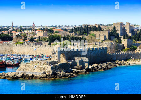 Vista del porto di mandraki e il palazzo del Gran Maestro, Rodi, Grecia Foto Stock