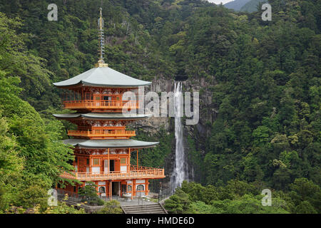 La Nachi cascate (Nachi-No-Taki) e tre storie pagoda in Wakayama, Giappone. Foto Stock