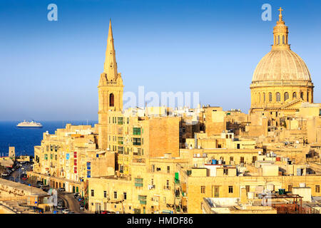 Vista di la Valletta città vecchia, malta con una nave da crociera in distanza e St Pauls Cattedrale Anglicana e di Nostra Signora del Monte Carmelo chiesa Foto Stock