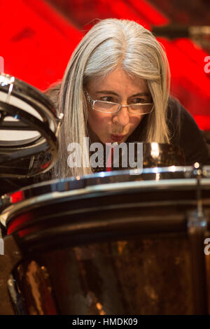 Dame Evelyn Glennie & Trilok Gurtu eseguire "il ritmo in Me', al Celtic Connections Festival a Glasgow, in Scozia. Foto Stock