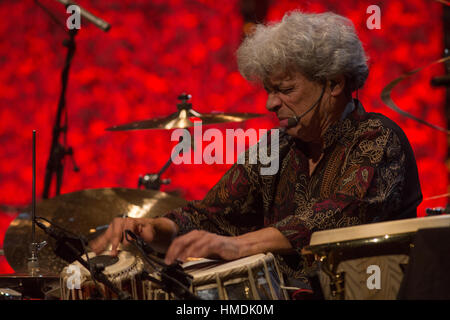 Dame Evelyn Glennie & Trilok Gurtu eseguire "il ritmo in Me', al Celtic Connections Festival a Glasgow, in Scozia. Foto Stock