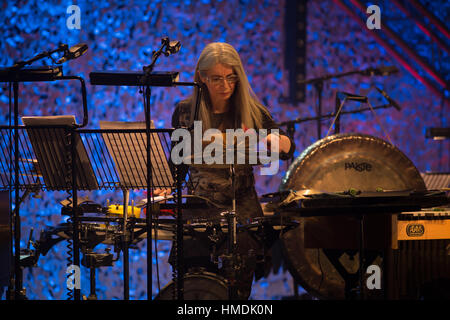 Dame Evelyn Glennie & Trilok Gurtu eseguire "il ritmo in Me', al Celtic Connections Festival a Glasgow, in Scozia. Foto Stock