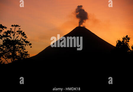 Eruzione del vulcano Arenal a sunrise. Parco Nazionale Arenal, Costa Rica Foto Stock