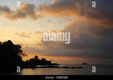 Tramonto su Manuel Antonio Beach, Parco Nazionale di Manuel Antonio, Costa Rica Foto Stock