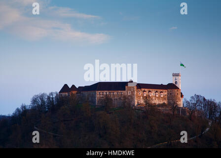 Vista su tutta la città di castello di Ljubljana da Neboticnik grattacielo. Ljubljanski Grad si siede su una collina nel centro della città e affaccia sul capitale Foto Stock