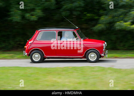 1968 Mini Cooper S compatto classico britannico vettura sportiva Foto Stock