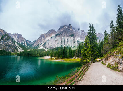 Il lago tra i monti Foto Stock