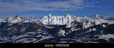 Innevate catene montuose nell'Oberland bernese. Splendida vista dal Rellerli ski area, Svizzera. Foto Stock