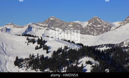 Coperta di neve la gamma della montagna nelle Alpi Svizzere. Montare Vanil Noir e altri picchi visti dal Rellerli ski area. Foto Stock