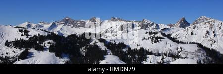 Vista dalla Rellerli ski area, Svizzera. Vanil Noir e altre montagne coperte di neve. Foto Stock