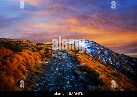 Fantastico tramonto nelle montagne di Ucraina Foto Stock