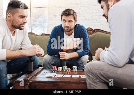 Attraente uomo barbuto bluff Foto Stock