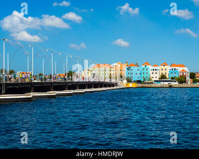 Queen Emma Bridge, quartiere di Punda, Willemstad, Piccole Antille, Curacao Foto Stock