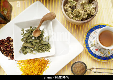 Yarrow, calendula, ortica e frutta tè, tipo di tè Foto Stock