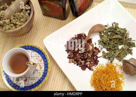 Yarrow, calendula, ortica e frutta tè, tipo di tè Foto Stock