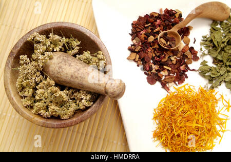 Yarrow, calendula, ortica e frutta, thè ordina Foto Stock