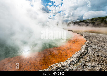 Pool di Champagne, primavera calda, Waiotapu Wonderland geotermica, Rotorua, Isola del nord, Nuova Zelanda Foto Stock