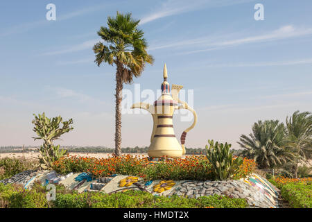 Arabo tradizionale caffettiera monumento della città deserto Mezairaa, Emirato di Abu Dhabi Foto Stock