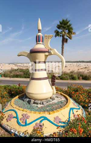 Arabo tradizionale caffettiera monumento della città deserto Mezairaa, Emirato di Abu Dhabi Foto Stock