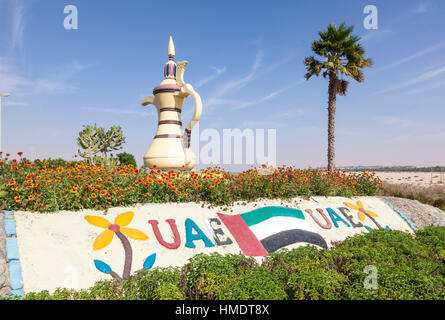 Arabo tradizionale caffettiera monumento della città deserto Mezairaa, Emirato di Abu Dhabi Foto Stock