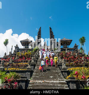 Balinese devota scendere scale, split gate, Candi bentar, Tempio madre Besakih, Pura Agung Besakih Penetaran, Banjar Besakih Foto Stock