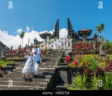 Balinese devota scendere scale, split gate, Candi bentar, Tempio madre Besakih, Pura Agung Besakih Penetaran, Banjar Besakih Foto Stock