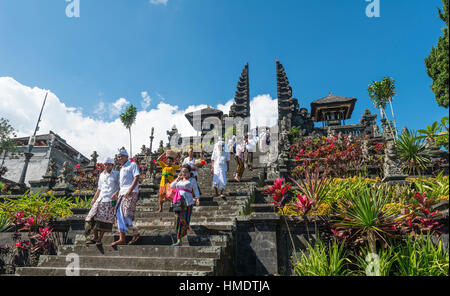 Balinese devota scendere scale, split gate, Candi bentar, Tempio madre Besakih, Pura Agung Besakih Penetaran, Banjar Besakih Foto Stock