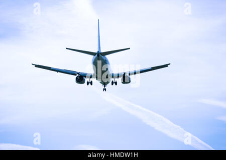 Velivolo Jet flying overhead close-up su un cielo blu sullo sfondo Foto Stock