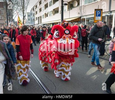 ROTTERDAM, OLANDA - 28 gennaio 2016: Leone danza street parade presso la celebrazione del capodanno cinese di Rotterdam il 28 gennaio 2017, questo evento è un Foto Stock