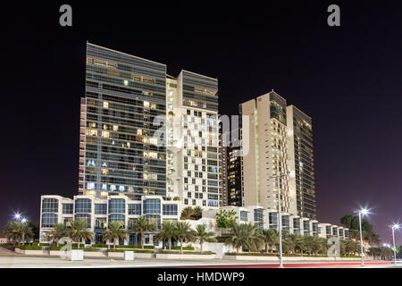 Moderno edificio residenziale nella città di Abu Dhabi di notte Foto Stock