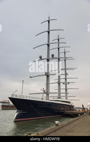 ROTTERDAM, OLANDA - 28 GENNAIO 2016:La privata più grande nave a vela nel mondo è di 106 metri di lunghezza di Rotterdam il 28 gennaio 2017, il proprietario è st Foto Stock