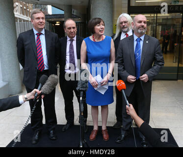 (Da sinistra a destra) Nick Brown Chief Operating Officer per la GTR, Andy prati UK HR Director per Abellio, Frances O'Grady, Segretario Generale della TUC, presidente di Aslef Tosh McDonald e Aslef Segretario generale Mick Whelan annunciare i risultati dei colloqui tra ASLEF e rampa meridionale a TUC Congress House di Londra. Foto Stock