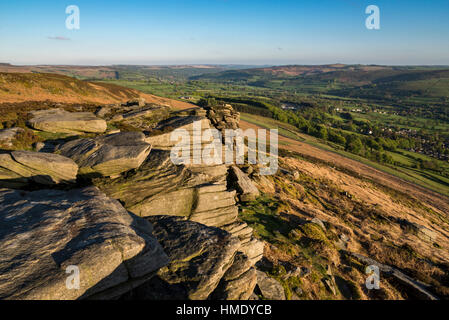 Rocce sul bordo Bamford nel Peak District park con la luce del sole estivo sulla collina. Un robusto Derbyshire paesaggio. Foto Stock