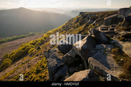 Rocce sul bordo Bamford nel Peak District parco con vista a Win hill. Un robusto Derbyshire paesaggio. Foto Stock