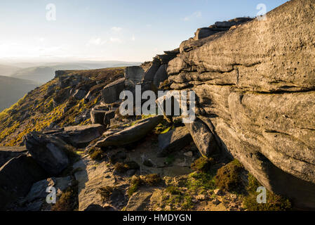 Rocce sul bordo Bamford nel Peak District park con la luce del sole estivo sulla collina. Un robusto Derbyshire paesaggio. Foto Stock