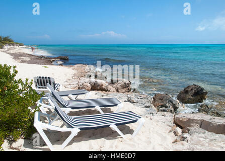 Sedie vuote sul Grand Turk island beach (Turks & Caicos). Foto Stock