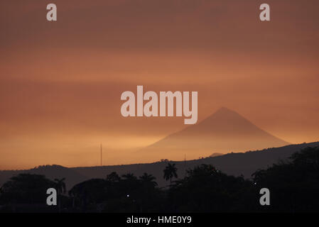 Hill nella luce del tramonto nel paesaggio urbano di Managua nicaragua Foto Stock