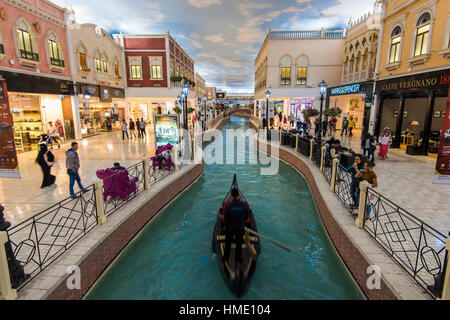 Vista su Venezia italiano-tema interno del Villaggio Mall, Doha, Qatar Foto Stock