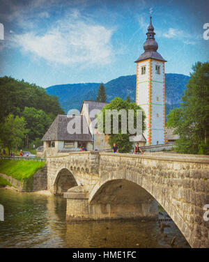 Il Parco Nazionale del Triglav, Alta Carniola, Slovenia. La chiesa di San Giovanni (Cerkev sv Janeza) presso il villaggio di Ribcev Laz, all'estremità orientale del lago di B Foto Stock