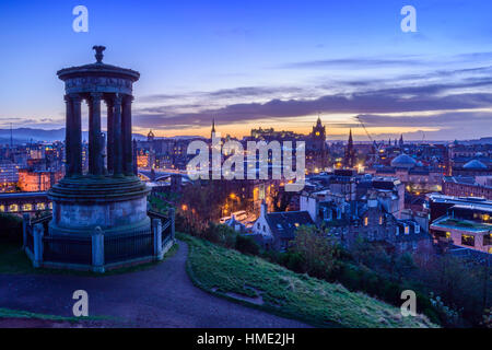 Edinburgh skyline con il castello di Edimburgo in background vista da Calton Hill durante la sera ore blu. Foto Stock